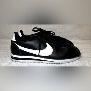 Nike Cortez unisex black and‎ white classic style tennis shoes sneakers retro